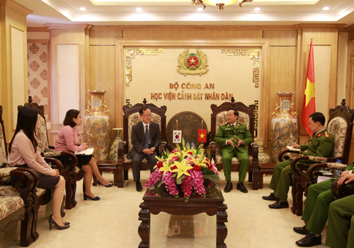 On behalf of the Party Committee, the Directorate of the PPA, Lieutenant General Nguyen Xuan Yem thanked Mr. Chang Jae Yun for his actively supports to the education and training of the PPA during his tenure in Vietnam, including the implementation of proj